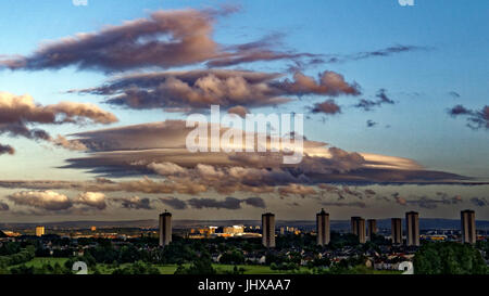 Glasgow, Ecosse, Royaume-Uni. Le 16 juillet. Monster moyennes OVNI ou hamburger nom scientifique de nuages un nuage LENTICULAIRE a été repéré dominant le ciel au-dessus de l'immense hôpital Queen Elizabeth connue sous le nom de l'étoile de la mort dans le sud de Glasgow, facilement le plus grand vu depuis des années Credit Gerard Ferry/Alamy Live News Banque D'Images