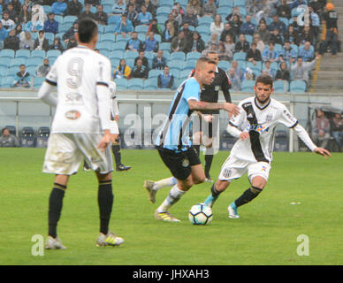 Porto Alegre, Brésil. 16 juillet, 2017. Luan tente de jouer dans le match entre l'Grmio et Ponte Preta, pour la 14e manche du Championnat du Brésil, Serie A 2017, joué à l'Arena Grêmio de Porto Alegre. Credit : Jeferson/FotoArena Rotini/Alamy Live News Banque D'Images