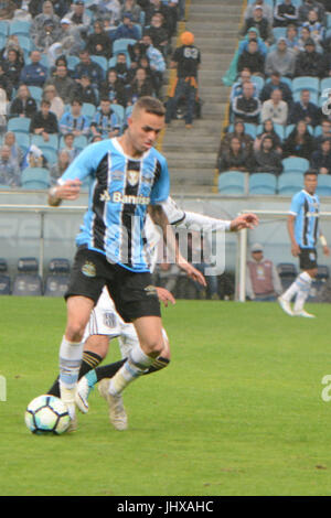 Porto Alegre, Brésil. 16 juillet, 2017. Luan tente de jouer dans le match entre l'Grmio et Ponte Preta, pour la 14e manche du Championnat du Brésil, Serie A 2017, joué à l'Arena Grêmio de Porto Alegre. Credit : Jeferson/FotoArena Rotini/Alamy Live News Banque D'Images