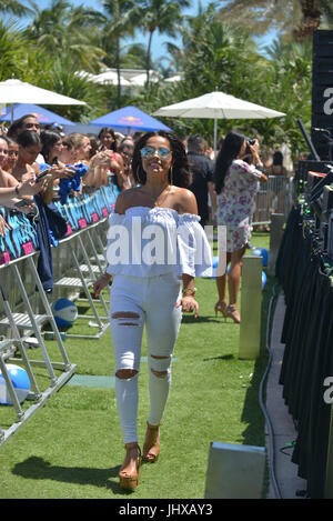 MIAMI BEACH, FL - JUILLET 15:Becky G assiste à Y100 Mack-A-Poolooza summer pool party à Fontainebleau Miami Beach sur la pelouse de l'océan le 15 juillet 2017 à Miami Beach, Floride. Credit : MPI10/MediaPunch Banque D'Images