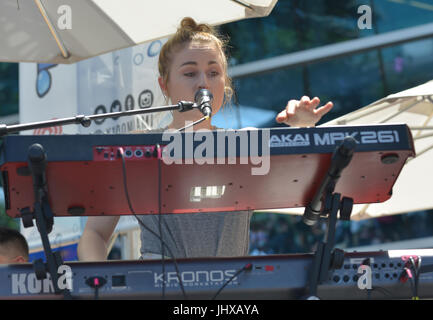 Miami Beach, FL, USA. 15 juillet, 2017. Miranda Miller de Hey Violet lors du spectacle Y100 Mack-A-Poolooza summer pool party à Fontainebleau Miami Beach sur la pelouse de l'océan le 15 juillet 2017 à Miami Beach, Floride. Credit : Mpi10/media/Alamy Punch Live News Banque D'Images