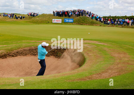 Irvine, Ayrshire, Scotland, UK. 16 juillet, 2017. Le dernier jour de la Aberdeen Asset management Scottish Open Golf Championship a fourni une grande partie du théâtre et lecture à partir d'un passionnant domaine international de joueurs en compétition pour le trophée et prix en argent. Le concours a été joué plus de liens Dundonald, près d'Irvine Ayrshire en Écosse dans le chaud soleil d'été et a conclu avec une victoire spectaculaire pour RAFA CABRERA BELLO forme Espagne Credit : Findlay/Alamy Live News Banque D'Images