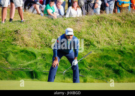 Irvine, Ayrshire, Scotland, UK. 16 juillet, 2017. Le dernier jour de la Aberdeen Asset management Scottish Open Golf Championship a fourni une grande partie du théâtre et lecture à partir d'un passionnant domaine international de joueurs en compétition pour le trophée et prix en argent. Le concours a été joué plus de liens Dundonald, près d'Irvine Ayrshire en Écosse dans le chaud soleil d'été et a conclu avec une victoire spectaculaire pour RAFA CABRERA BELLO forme Espagne Credit : Findlay/Alamy Live News Banque D'Images