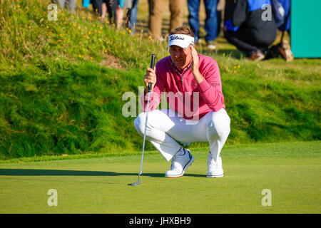 Irvine, Ayrshire, Scotland, UK. 16 juillet, 2017. Le dernier jour de la Aberdeen Asset management Scottish Open Golf Championship a fourni une grande partie du théâtre et lecture à partir d'un passionnant domaine international de joueurs en compétition pour le trophée et prix en argent. Le concours a été joué plus de liens Dundonald, près d'Irvine Ayrshire en Écosse dans le chaud soleil d'été et a conclu avec une victoire spectaculaire pour RAFA CABRERA BELLO forme Espagne Credit : Findlay/Alamy Live News Banque D'Images