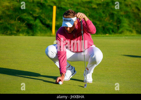 Irvine, Ayrshire, Scotland, UK. 16 juillet, 2017. Le dernier jour de la Aberdeen Asset management Scottish Open Golf Championship a fourni une grande partie du théâtre et lecture à partir d'un passionnant domaine international de joueurs en compétition pour le trophée et prix en argent. Le concours a été joué plus de liens Dundonald, près d'Irvine Ayrshire en Écosse dans le chaud soleil d'été et a conclu avec une victoire spectaculaire pour RAFA CABRERA BELLO forme Espagne Credit : Findlay/Alamy Live News Banque D'Images