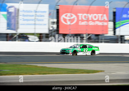 Loudon, New Hampshire, USA. 16 juillet, 2017. Jeffrey Earnhardt, Monster Energy NASCAR Cup Series pilote de la Chevrolet Hulu (33), la tête dans le virage 3 à la NASCAR Overton's 301 Monster Energy race tenue au New Hampshire Motor Speedway de Loudon, New Hampshire. Eric Canha/CSM/Alamy Live News Banque D'Images