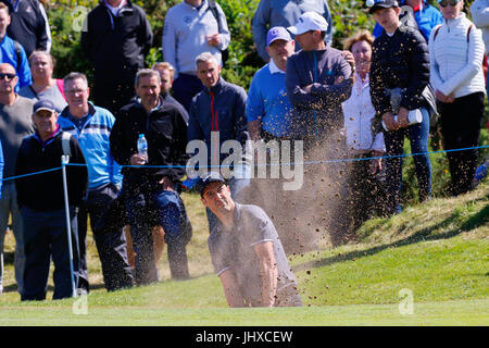 L'Ayrshire, Ecosse, Royaume-Uni. 16 juillet, 2017. Le dernier jour de la Aberdeen Asset management Scottish Open Golf Championship a fourni une grande partie du théâtre et lecture à partir d'un passionnant domaine international de joueurs en compétition pour le trophée et prix en argent. Le concours a été joué plus de liens Dundonald, près d'Irvine Ayrshire en Écosse dans le chaud soleil d'été et a conclu avec une victoire spectaculaire pour RAFA CABRERA BELLO forme Espagne Credit : Findlay/Alamy Live News Banque D'Images