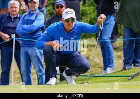 L'Ayrshire, Ecosse, Royaume-Uni. 16 juillet, 2017. Le dernier jour de la Aberdeen Asset management Scottish Open Golf Championship a fourni une grande partie du théâtre et lecture à partir d'un passionnant domaine international de joueurs en compétition pour le trophée et prix en argent. Le concours a été joué plus de liens Dundonald, près d'Irvine Ayrshire en Écosse dans le chaud soleil d'été et a conclu avec une victoire spectaculaire pour RAFA CABRERA BELLO forme Espagne Credit : Findlay/Alamy Live News Banque D'Images