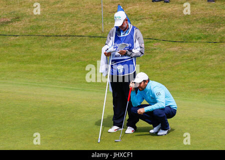 L'Ayrshire, Ecosse, Royaume-Uni. 16 juillet, 2017. Le dernier jour de la Aberdeen Asset management Scottish Open Golf Championship a fourni une grande partie du théâtre et lecture à partir d'un passionnant domaine international de joueurs en compétition pour le trophée et prix en argent. Le concours a été joué plus de liens Dundonald, près d'Irvine Ayrshire en Écosse dans le chaud soleil d'été et a conclu avec une victoire spectaculaire pour RAFA CABRERA BELLO forme Espagne Credit : Findlay/Alamy Live News Banque D'Images