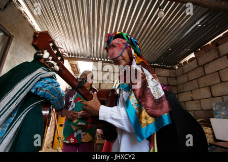 Cayambe, l'Équateur. 16 juillet, 2017. Dans la paroisse Juan Montalvo de Cayambe, chaque année, ses habitants célèbrent pendant huit semaines les festivités de San Pedro. Comparsas et danses dans les rues principales de la paroisse de donner vie à la région chaque semaine. Cette célébration est développé pour plusieurs siècles et fait partie de la culture ancestrale de Juan Montalvo. Des groupes de danse folklorique sont organisées par le voisinage ou entre amis. Credit : Franklin Jácome/Alamy Live News Banque D'Images