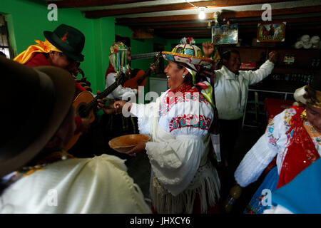 Cayambe, l'Équateur. 16 juillet, 2017. Dans la paroisse Juan Montalvo de Cayambe, chaque année, ses habitants célèbrent pendant huit semaines les festivités de San Pedro. Comparsas et danses dans les rues principales de la paroisse de donner vie à la région chaque semaine. Cette célébration est développé pour plusieurs siècles et fait partie de la culture ancestrale de Juan Montalvo. Des groupes de danse folklorique sont organisées par le voisinage ou entre amis. Credit : Franklin Jácome/Alamy Live News Banque D'Images