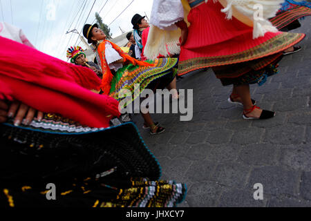 Cayambe, l'Équateur. 16 juillet, 2017. Dans la paroisse Juan Montalvo de Cayambe, chaque année, ses habitants célèbrent pendant huit semaines les festivités de San Pedro. Comparsas et danses dans les rues principales de la paroisse de donner vie à la région chaque semaine. Cette célébration est développé pour plusieurs siècles et fait partie de la culture ancestrale de Juan Montalvo. Des groupes de danse folklorique sont organisées par le voisinage ou entre amis. Credit : Franklin Jácome/Alamy Live News Banque D'Images