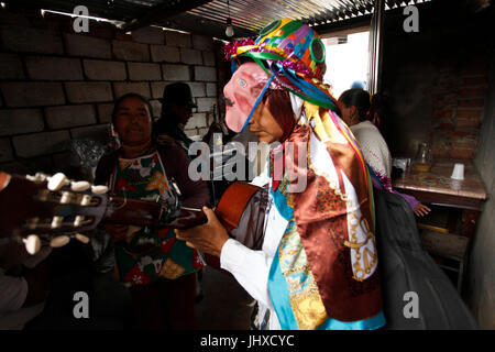 Cayambe, l'Équateur. 16 juillet, 2017. Dans la paroisse Juan Montalvo de Cayambe, chaque année, ses habitants célèbrent pendant huit semaines les festivités de San Pedro. Comparsas et danses dans les rues principales de la paroisse de donner vie à la région chaque semaine. Cette célébration est développé pour plusieurs siècles et fait partie de la culture ancestrale de Juan Montalvo. Des groupes de danse folklorique sont organisées par le voisinage ou entre amis. Credit : Franklin Jácome/Alamy Live News Banque D'Images