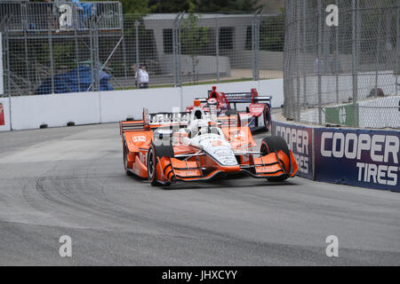 Toronto, Canada. 16 juillet, 2017. Josef Newgarden et sa voiture orange vif est allé à prendre leur premier arrêt au stand au tour 23, en même temps, Tony Kanaan glissé dans une barrière, quand les autres ponctuées par un drapeau jaune Newgarden ont pris les devants et a gagné le Honda Indy de Toronto. Crédit : Luc Durda/Alamy Live News Banque D'Images