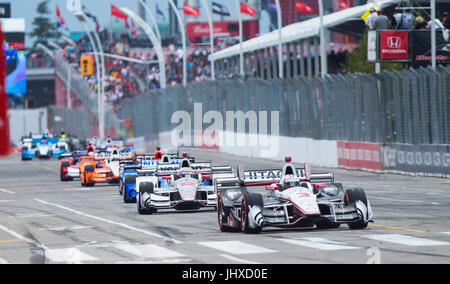 Toronto, Canada. 16 juillet, 2017. Le pilote de l'équipe Penske Helio Castroneves (avant) du Brésil pendant la course Honda Indy Toronto 2017 de la course de la série IndyCar Verizon à Exhibition Place à Toronto, Canada, le 16 juillet 2017. Le pilote de l'équipe Penske Josef Newgarden des États-Unis a soutenu le titre avec un temps de 1:35:05,3522. Credit : Zou Zheng/Xinhua/Alamy Live News Banque D'Images