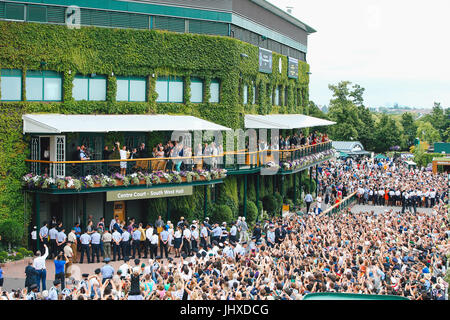 Londres, Royaume-Uni. 16 juillet, 2017. Roger Federer (SUI) Tennis : Roger Federer de la Suisse détient le trophée jusqu'à les fans sur le balcon après avoir remporté le match final du tournoi de Wimbledon Lawn Tennis Championships le contre Marin Cilic de Croatie à l'All England Lawn Tennis et croquet Club à Londres, Angleterre . Credit : AFLO/Alamy Live News Banque D'Images