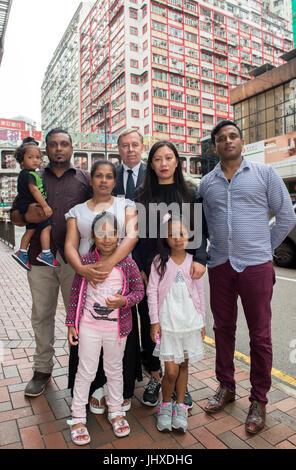 Hong Kong, Hong Kong SAR, Chine. 17 juillet, 2017. Les anges gardien Snowden apparaissent à la torture d'appel pour contester le rejet de leur demande d'asile.Malgré son arrivée à Hong Kong au cours d'années différentes les familles des réclamations ont été en raison de leur lien Hébergement de lanceur d'alerte Edward Snowden. L. Supun Thilina Kellapatha avec son fils, Nadeeka Dinath Nonis, avocat Robert Tibbo, Vanessa Mae Rodel et Ajith Puspa.Front L'Sethumdi Nadeeka fille et Vanessa's daughter Keana.Hong Kong, Hong Kong SAR, Chine, le 17 juillet 2017. (Crédit Image : © Jayne Rus Banque D'Images