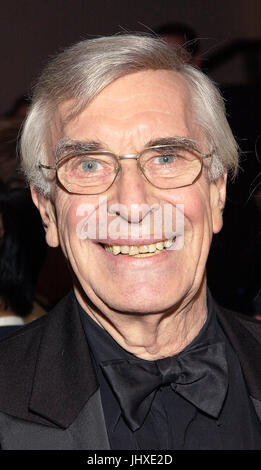 16 juillet 2017 : Fichier : MARTIN LANDAU (20 juin 1928 au 15 juillet 2017) était un acteur américain. Sa performance dans le rôle d'appui de Bela Lugosi dans Ed Wood (1994) lui a valu un Oscar, un Screen Actors Guild Award et un Golden Globe. Il a continué à remplir en film et télévision et dirigé la Direction générale des acteurs de Hollywood Studio jusqu'à sa mort en 2017. Sur la photo : Feb 27, 2005 ; Los Angeles, CA, USA ; acteur MARTIN LANDAU à la 15e Nuit des étoiles 100 Oscar Gala. Credit : Vaughn Youtz/ZUMAPRESS.com/Alamy Live News Banque D'Images