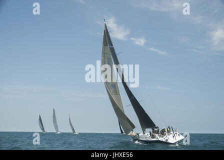 Chicago, Illinois, USA. 15 juillet, 2017. Les bateaux sont dans la course pour Chicago Mackinac. ''Le'' croisière flotte de bateaux plus lente ont commencé leur voyage-the-Lake voyage le vendredi après-midi, le 14 juillet. Le samedi, 19 flottes de bateaux a commencé par vagues toutes les dix minutes. Le plus grand et le plus rapide bateau ont été dans les deux dernières sections - turbo et multicoque. Le record de temps pour un monocoque est produite en 2002 par Roy Disney's Pyewacket à 23 heures 30 minutes. Des vents forts et les vagues ont causé 70 bateaux à abandonnent par dimanche après-midi. Deux bateaux a chaviré. 5 membres d'équipage ont été secourus par un autre Banque D'Images