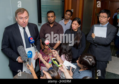 Hong Kong, Hong Kong SAR, Chine. 17 juillet, 2017. Les anges gardien Snowden apparaissent à la torture d'appel.En dépit de son arrivée à Hong Kong au cours d'années différentes les familles des réclamations ont été en raison de leur lien Hébergement de lanceur d'alerte Edward Snowden. Avocat Robert Tibbo parle à la presse (L), Supun Thilina Kellapatha (2L avec sa fille Sethumdi), Ajith Puspa(3R), Vanessa Mae Rodel (2e R avec sa fille Keana) et l'avocat Jonathan Man Crédit : Jayne Russell/ZUMA/Alamy Fil Live News Banque D'Images