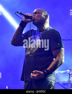 Jáchymov, République tchèque. 14 juillet, 2017. Chanteur DERRICK GREEN de la musique brésilienne Sepultura effectue pendant la fête de la musique Masters of Rock à Jáchymov, République tchèque, le 14 juillet 2017. Credit : Dalibor Gluck/CTK Photo/Alamy Live News Banque D'Images