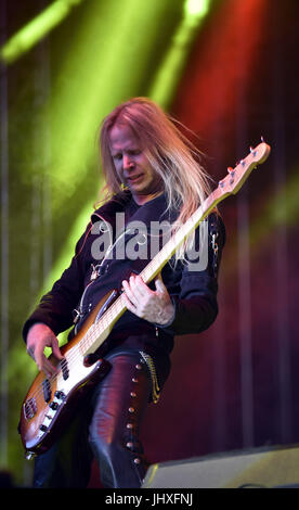 Jáchymov, République tchèque. 16 juillet, 2017. Le bassiste TOBIAS EXXEL du groupe de musique allemand Edguy effectue pendant la fête de la musique Masters of Rock à Jáchymov, République tchèque, le 16 juillet 2017. Credit : Dalibor Gluck/CTK Photo/Alamy Live News Banque D'Images