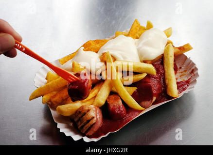 Berlin, Allemagne. 14 juillet, 2017. Saucisse au curry ('Currywurst'), des frites, de la mayonnaise et du ketchup sur une plaque en carton, photographié dans le quartier de Kreuzberg à Berlin, Allemagne, 14 juillet 2017. Photo : Jens Kalaene Zentralbild-/dpa/ZB/dpa/Alamy Live News Banque D'Images