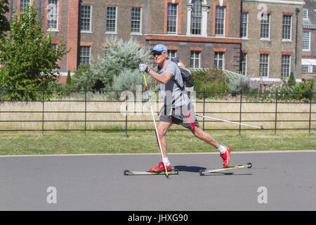 Londres, Royaume-Uni. 17 juillet, 2017. Les gens apprécient le soleil matinal et temps chaud dans les jardins de Kensington que les températures devraient atteindre les mi années '20 celsius Crédit : amer ghazzal/Alamy Live News Banque D'Images