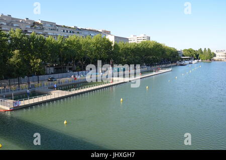 Paris, France. 17 juillet, 2017. Trois piscines provisoire au bassin du canal 'Bassin de la villette", photographiés dans le Nord Est de Paris, France, 17 juillet 2017. Cet été, Paris offre la possibilité de profiter des nageurs l'eau dans le bassin du canal avec trois piscines en plein air provisoire. - Pas de service de fil - Photo : Sebastian Kunigkeit/dpa/Alamy Live News Banque D'Images