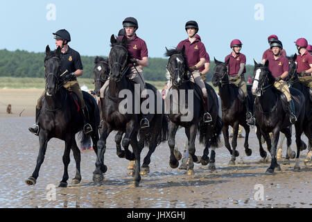 Holkham Beach, Norfolk, Royaume-Uni. 17 juillet, 2017. La Household Cavalry régiment monté prendre part à l'entraînement et de détente sur la plage de Holkham Norfolk, Angleterre dans le cadre de leur camp d'été annuel où chevaux et cavaliers obtenir loin de cérémonies à Londres. Après la prise de parc dans la parade la couleur et le Queens parade anniversaire le mercredi 12 juillet, le régiment monté s pour sa parade finale de la saison, à l'escorte de Sa Majesté la reine avec le roi Philippe et la Reine Letizia d'Espagne. Crédit : MARTIN DALTON/Alamy Live News Banque D'Images