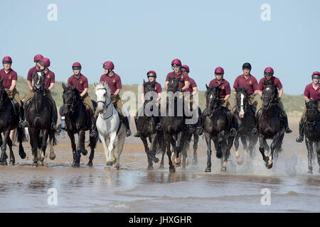 Holkham Beach, Norfolk, Royaume-Uni. 17 juillet, 2017. La Household Cavalry régiment monté prendre part à l'entraînement et de détente sur la plage de Holkham Norfolk, Angleterre dans le cadre de leur camp d'été annuel où chevaux et cavaliers obtenir loin de cérémonies à Londres. Après la prise de parc dans la parade la couleur et le Queens parade anniversaire le mercredi 12 juillet, le régiment monté s pour sa parade finale de la saison, à l'escorte de Sa Majesté la reine avec le roi Philippe et la Reine Letizia d'Espagne. Crédit : MARTIN DALTON/Alamy Live News Banque D'Images