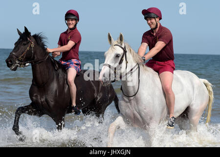 Holkham Beach, Norfolk, Royaume-Uni. 17 juillet, 2017. La Household Cavalry régiment monté prendre part à l'entraînement et de détente sur la plage de Holkham Norfolk, Angleterre dans le cadre de leur camp d'été annuel où chevaux et cavaliers obtenir loin de cérémonies à Londres. Après la prise de parc dans la parade la couleur et le Queens parade anniversaire le mercredi 12 juillet, le régiment monté s pour sa parade finale de la saison, à l'escorte de Sa Majesté la reine avec le roi Philippe et la Reine Letizia d'Espagne. Crédit : MARTIN DALTON/Alamy Live News Banque D'Images