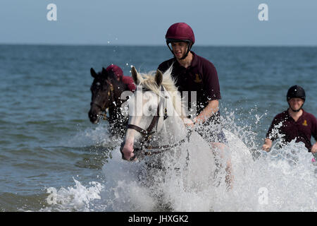 Holkham Beach, Norfolk, Royaume-Uni. 17 juillet, 2017. La Household Cavalry régiment monté prendre part à l'entraînement et de détente sur la plage de Holkham Norfolk, Angleterre dans le cadre de leur camp d'été annuel où chevaux et cavaliers obtenir loin de cérémonies à Londres. Après la prise de parc dans la parade la couleur et le Queens parade anniversaire le mercredi 12 juillet, le régiment monté s pour sa parade finale de la saison, à l'escorte de Sa Majesté la reine avec le roi Philippe et la Reine Letizia d'Espagne. Crédit : MARTIN DALTON/Alamy Live News Banque D'Images