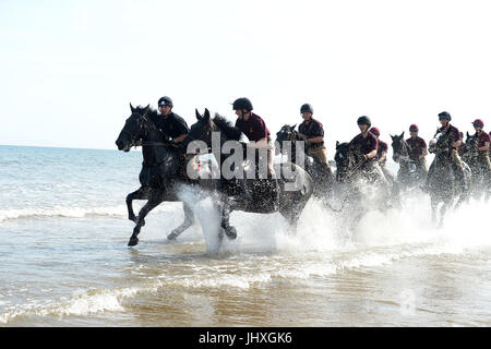 Holkham Beach, Norfolk, Royaume-Uni. 17 juillet, 2017. La Household Cavalry régiment monté prendre part à l'entraînement et de détente sur la plage de Holkham Norfolk, Angleterre dans le cadre de leur camp d'été annuel où chevaux et cavaliers obtenir loin de cérémonies à Londres. Après la prise de parc dans la parade la couleur et le Queens parade anniversaire le mercredi 12 juillet, le régiment monté s pour sa parade finale de la saison, à l'escorte de Sa Majesté la reine avec le roi Philippe et la Reine Letizia d'Espagne. Crédit : MARTIN DALTON/Alamy Live News Banque D'Images