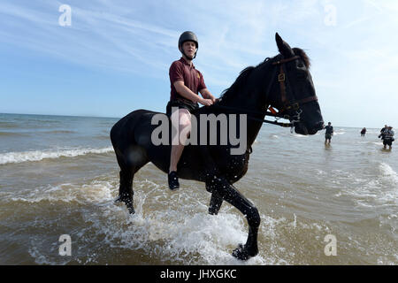 Holkham Beach, Norfolk, Royaume-Uni. 17 juillet, 2017. La Household Cavalry régiment monté prendre part à l'entraînement et de détente sur la plage de Holkham Norfolk, Angleterre dans le cadre de leur camp d'été annuel où chevaux et cavaliers obtenir loin de cérémonies à Londres. Après la prise de parc dans la parade la couleur et le Queens parade anniversaire le mercredi 12 juillet, le régiment monté s pour sa parade finale de la saison, à l'escorte de Sa Majesté la reine avec le roi Philippe et la Reine Letizia d'Espagne. Crédit : MARTIN DALTON/Alamy Live News Banque D'Images