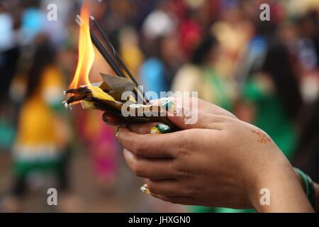 Katmandou, Népal. 17 juillet, 2017. Une femme hindoue offre des prières sur Shrawan Somvar au temple de Pashupatinath à Katmandou, Népal, 17 juillet 2017. Les lundis ou Somvar au mois de Shrawan sont considérés comme propice à la femme hindoue comme ils jeûnent et offrir des prières au Seigneur Shiva pour la vie longue et prospère pour leur mari ou leur chance de trouver un bon. Credit : Sunil Sharma/Xinhua/Alamy Live News Banque D'Images