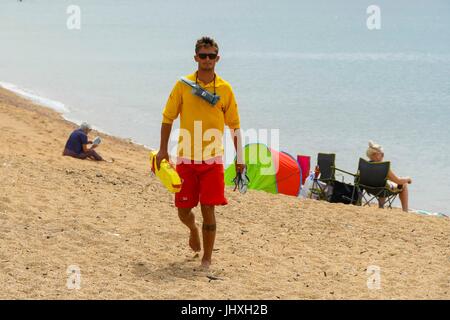 West Bay, Dorset, UK. 17 juillet, 2017. Météo britannique. Un sauveteur RNLI patrouiller la plage pendant un matin de soleil à la station balnéaire de West Bay, dans le Dorset. Crédit photo : Graham Hunt/Alamy Live News Banque D'Images