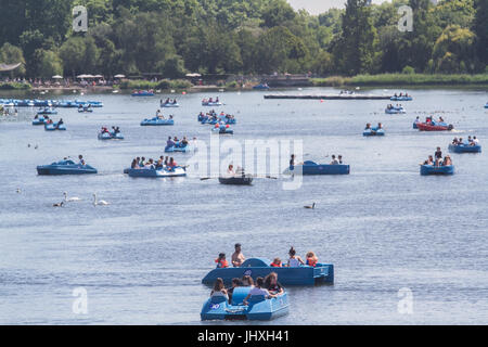 Londres, Royaume-Uni. 17 juillet, 2017. Les gens aiment à pédaler au soleil sur la Serpentine dans Hyde Park que les températures devraient atteindre les mi années '20 celsius Crédit : amer ghazzal/Alamy Live News Banque D'Images