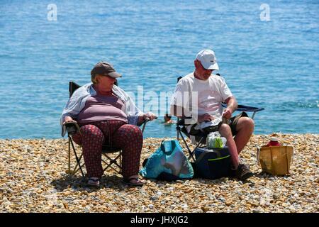 Lyme Regis, dans le Dorset, UK. 17 juillet, 2017. Météo britannique. Les vacanciers profitant de la lumière du soleil chaude sur la plage à la station balnéaire de Lyme Regis dans le Dorset. Crédit photo : Graham Hunt/Alamy Live News Banque D'Images