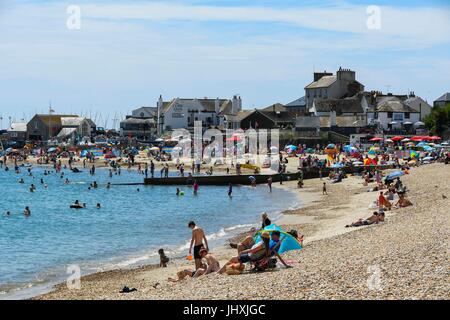 Lyme Regis, dans le Dorset, UK. 17 juillet, 2017. Météo britannique. Baigneurs sur la plage profitant de la lumière du soleil chaude à la station balnéaire de Lyme Regis dans le Dorset. Crédit photo : Graham Hunt/Alamy Live News Banque D'Images