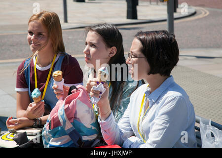 Southport, Merseyside, Royaume-Uni. Jul 17, 2017. Centre-ville animé, avec les touristes et les consommateurs appréciant le soleil et le temps chaud, l'Open de Golf sur semaine. Le championnat est basé à Royal Birkdale et jusqu'à 40 000 spectateurs sont attendus dans la station pour l'échantillon de shopping dans la rue et le Seigneur d'après Golf attractions touristiques dans le Princess Diana Jardins en face de l'Atkinson à Southport centre-ville. Credit : MediaWorldImages/Alamy Live News Banque D'Images