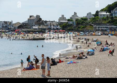 Lyme Regis, dans le Dorset, UK. 17 juillet, 2017. Météo britannique. Baigneurs sur la plage profitant de la lumière du soleil chaude à la station balnéaire de Lyme Regis dans le Dorset. Crédit photo : Graham Hunt/Alamy Live News Banque D'Images