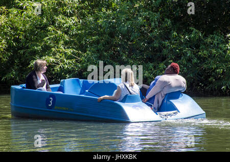 Londres, Royaume-Uni. 17 juillet, 2017. Météo britannique. Les personnes bénéficiant de l'ensoleillement Juillet dans Battersea Park. Credit : JOHNNY ARMSTEAD/Alamy Live News Banque D'Images