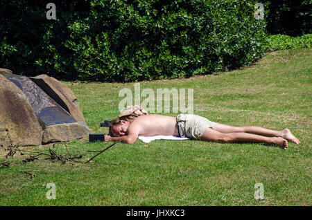 Londres, Royaume-Uni. 17 juillet, 2017. Météo britannique. Les personnes bénéficiant de l'ensoleillement Juillet dans Battersea Park. Credit : JOHNNY ARMSTEAD/Alamy Live News Banque D'Images