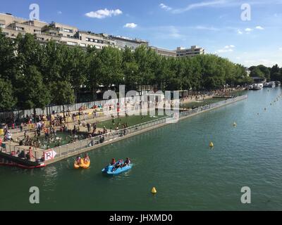 Les baigneurs de nager dans la piscine de la bassin de la Villette bassin du canal dans le nord-est de Paris, France, 17 juillet 2017. La piscine du canal est une construction flottante et possède 3 piscines de différentes profondeurs. Photo : afp/Kunigkeit Sebastian Banque D'Images