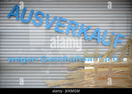 La cuisine, casse de la fenêtre d'une boutique fermée pour des fins commerciales. Banque D'Images