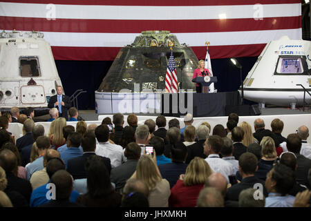 NASA Kennedy Space Center Directeur adjoint Janet Petro parle à l'intérieur du bâtiment d'assemblage de véhicules au cours de la visite de président américain Mike Pence 6 juillet 2017 à Merritt Island, en Floride. Banque D'Images