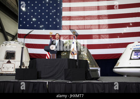 Directeur par intérim de la NASA Robert Lightfoot parle au Kennedy Space Center Bâtiment d'assemblage de véhicules au cours de la visite de président américain Mike Pence 6 juillet 2017 à Cape Canaveral, en Floride. Banque D'Images