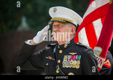 L'Aviation U.S. Marine Corps Commandant adjoint Jon Davis rend hommage au cours de sa retraite au Marine Barracks à Washington le 10 juillet 2017, à Washington, DC. Banque D'Images