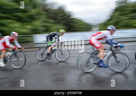 La course à vélo Otley ayant lieu sur un froid humide mercredi soir 28-06-2017 Banque D'Images